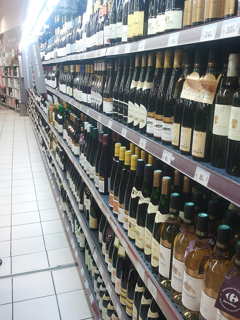 מדף יינות בסופר טיפוסי בצרפת