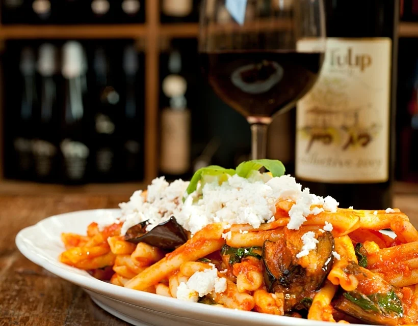 פסטה ברוטב חצילים ועגבניות בבית היין במעברות גודת מותאם אישית