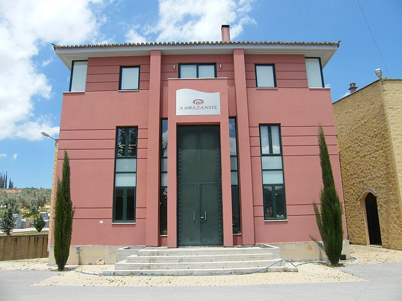 כרמים על רקע הר ביוון תמונה בגודת מותאם אישית