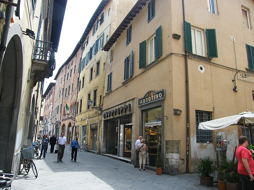 תמונה של סמטאות העיירה לוקה בטוסקנה לכתבה על טיול יין באזור תמונה בגודל מותאם אישית