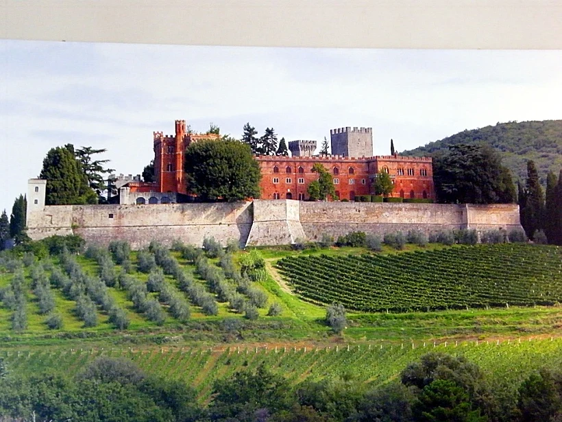 תמונה של טירת ברוליובטוסקנה לכתבה על טיול יין באזור תמונה בגודל מותאם אישית