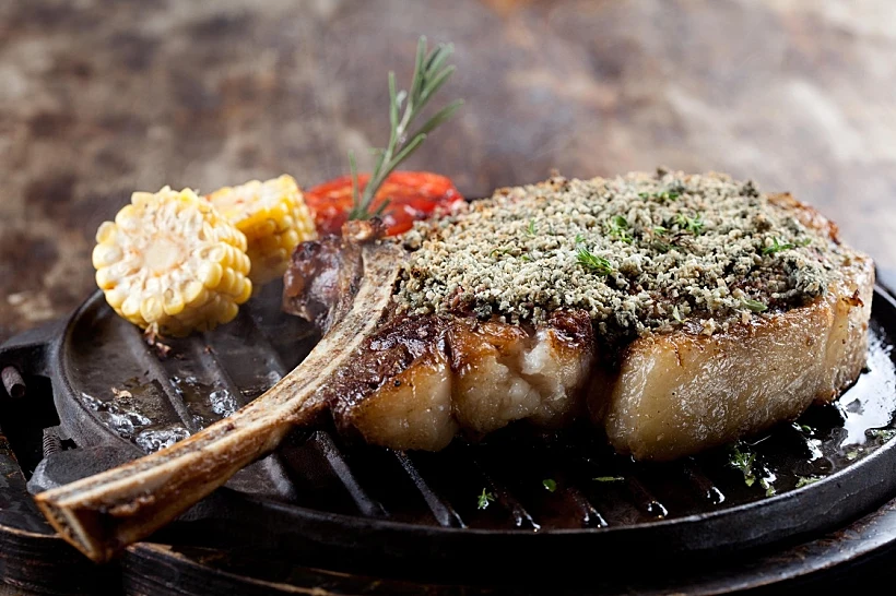 סטייק במסעדת בפורטרהאוס, כתבה על טיול יקבים באזור השרון, מתחם עולם היין, תמונה בתוך הכתבה