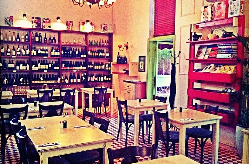 תמונה של חלל מסעדת גאיה בזכרון יעקב, כתבה על סיור יקבים באזור הכרמל תמונה בתוך הכתבה על כל הרוחב