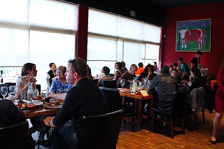 תמונה של חלל מסעדת דוריס קצבים בזכרון יעקב, כתבה על סיור יקבים באזור הכרמל תמונה בתוך הכתבה על כל הרוחב