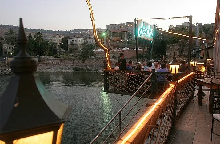 הדק במסעדת דקס. תמונה בתוך הכתבה - טיול יקבים בגליל עולם היין