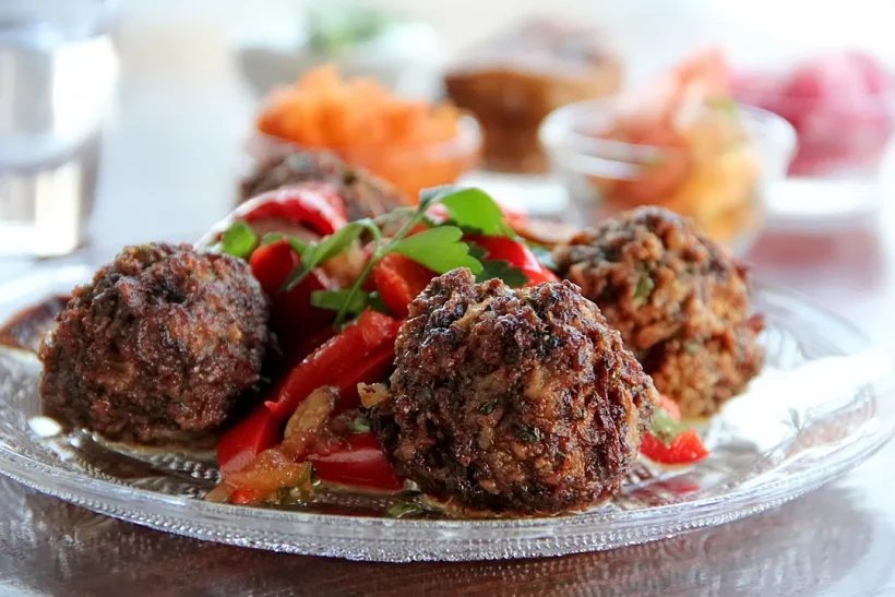 קציצות ברוטב חצילים ופלפלים