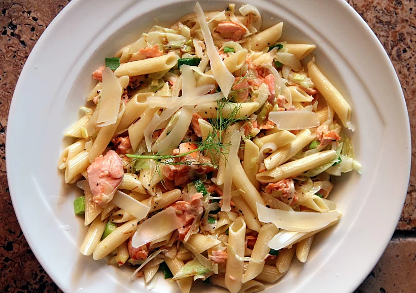 פסטה ברוטב שמנת כרישה וסלמון