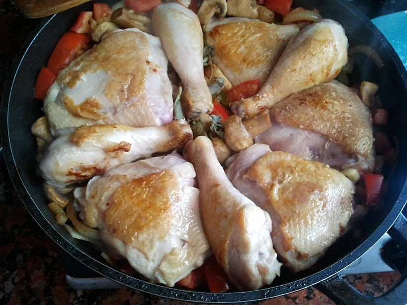 תבשיל עוף פטריות ועגבניות מותאמת אישית