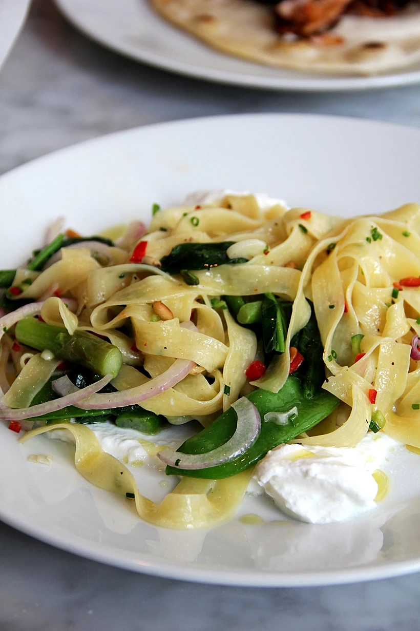 פסטה עם ירקות ירוקים על שמנת חמוצה של שף עומר מילר מתכון במתחם עולם היין תמונה מותאמת אישית