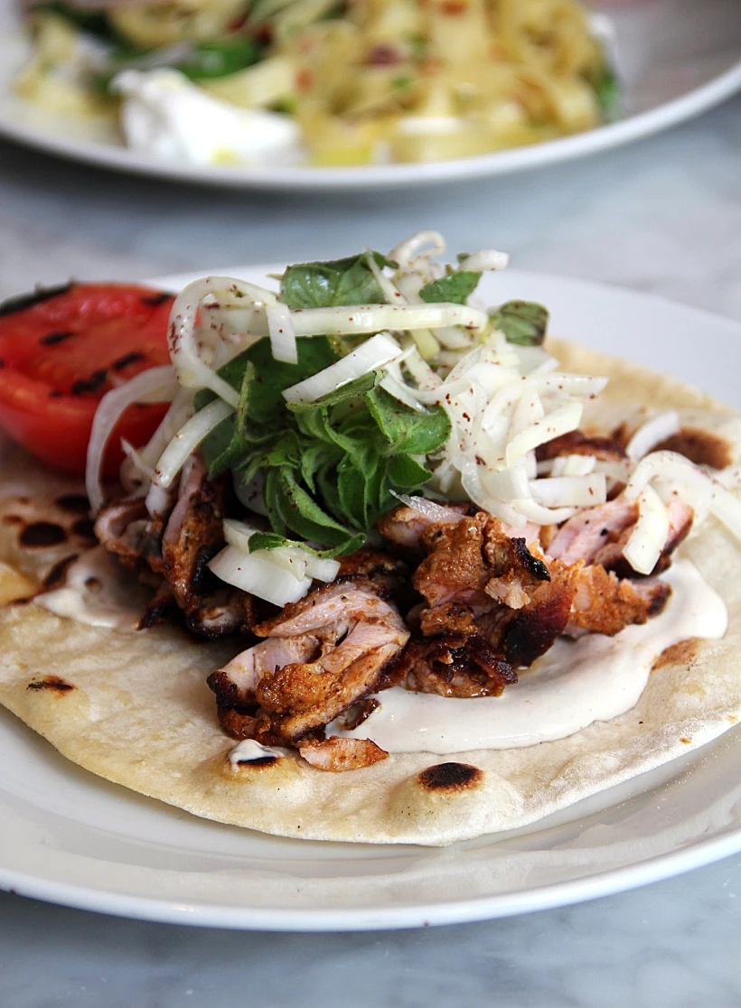 פרגית על טורטיה תוצרת בית של שף עומר מילר מתכון במתחם עולם היין תמונה מותאמת אישית