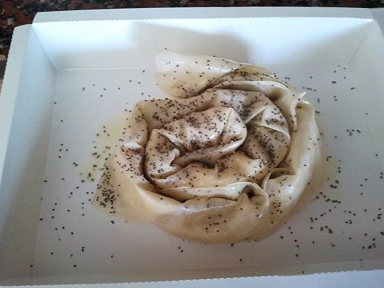 שבלול גבינות וחציל לפני גלגול לכתבה בעולם היין תמונה בגודל מותאם אישית