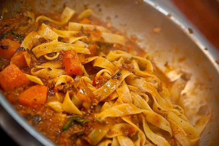 פסטה מסוג פפרדלה ברוטב בולונז טלה, צץחם עולם היין תמונה בגודל מותאם אישית