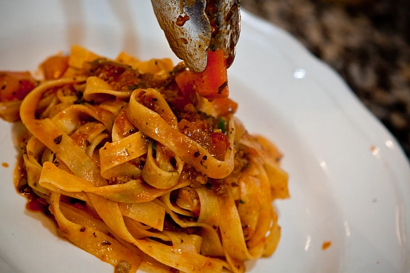 פסטה מסוג פפרדלה ברוטב בולונז טלה, צץחם עולם היין תמונה בגודל מותאם אישית