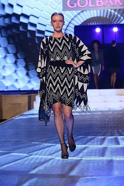 אסתי פותחת את התצוגה