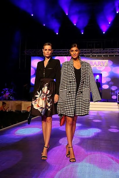 אסתי פותחת את התצוגה