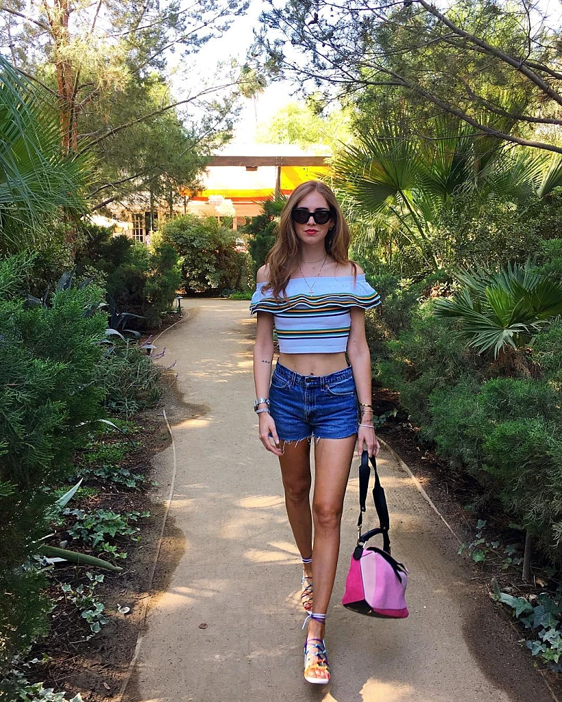 בלה חדיד חושפת כתף