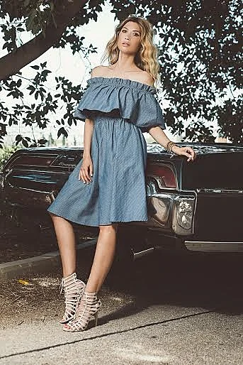 בלה חדיד חושפת כתף