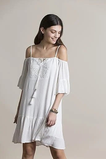 בלה חדיד חושפת כתף