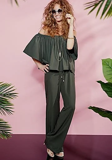 בלה חדיד חושפת כתף