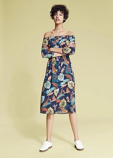 בלה חדיד חושפת כתף