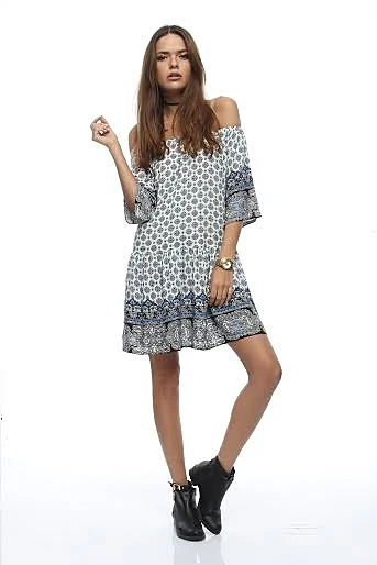 בלה חדיד חושפת כתף