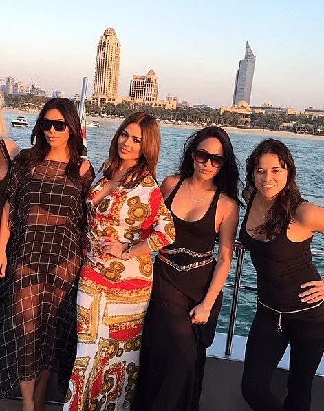 קים קרדשיאן על שער של ELLE