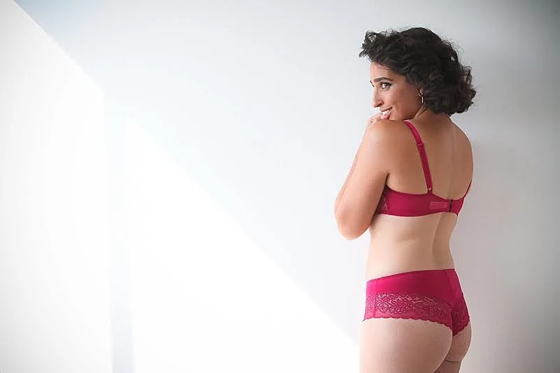 אלמה דישי בתחתונים וחזייה