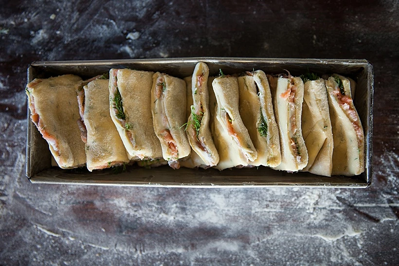 בריוש עם קרם פרש, סלמון מעושן ושמיר