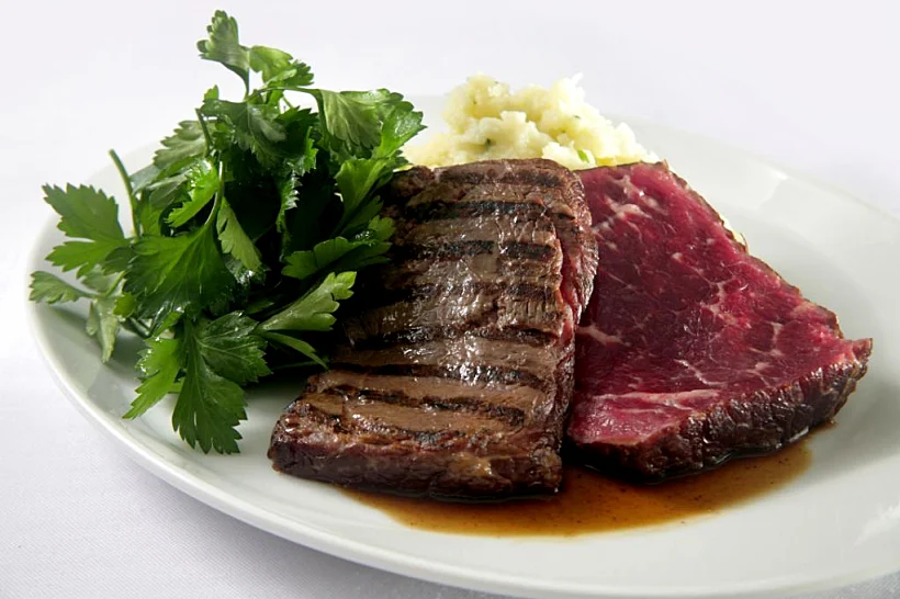 רוסטביף חם של סינטה שמנה עם רוטב חרדל ודבש