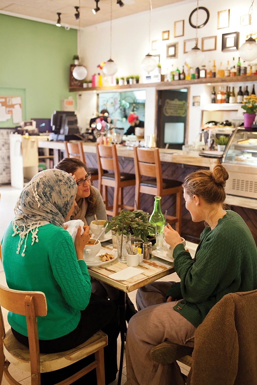 קפה לולה על השולחן גיליון אפריל 2013