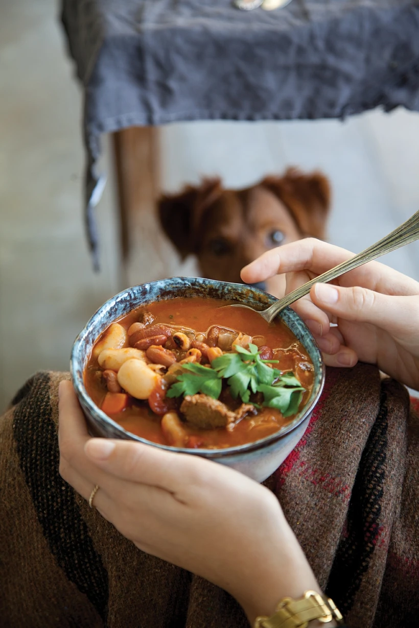 מרק שעועית ובשר מתוך גליון ינואר 2013 של על השולחן