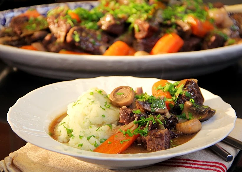 תבשיל בקר ביין עם בצלים ופטריות