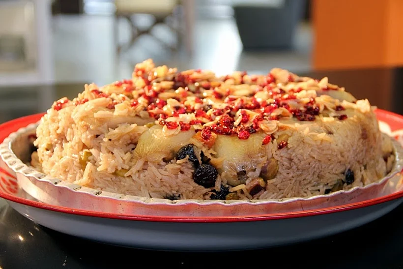 סיר אורז הפוך, עם המון דברים טובים ובצלים ממולאים