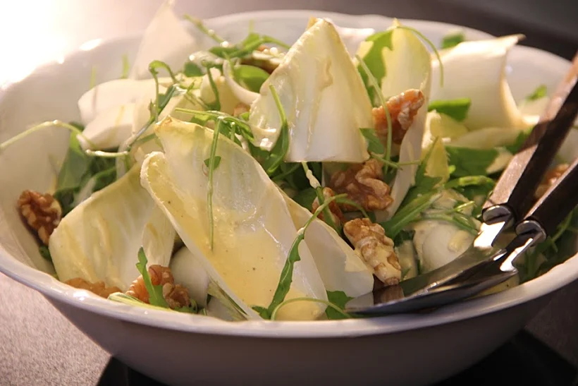 סלט אנדיב ואגוזים