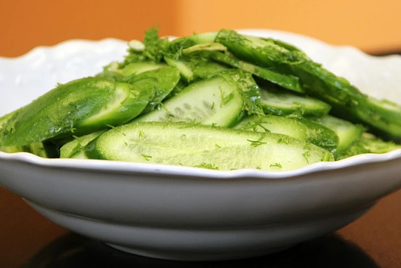 סלט מלפפונים עם שמיר