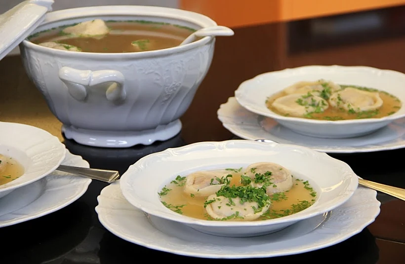 מרק עוף עם כיסוני כבד קצוץ