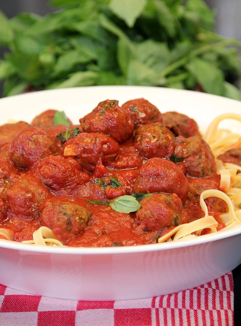 פסטה ברוטב עגבניות עם כדורי בשר
