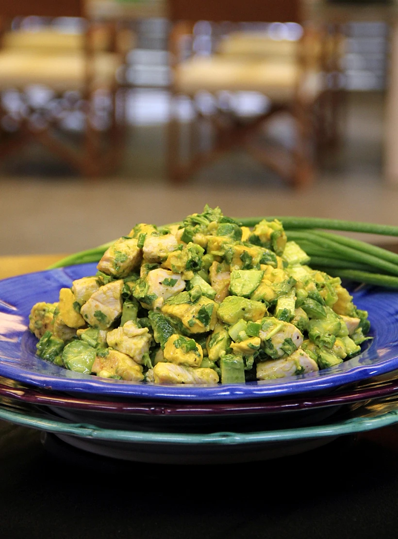 סלט עוף עם מלפפונים ואבוקדו