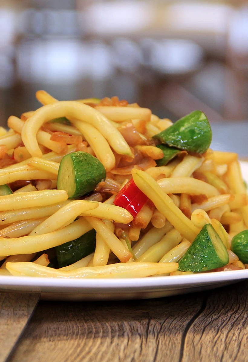 שעועית צהובה מוקפצת עם מלפפונים