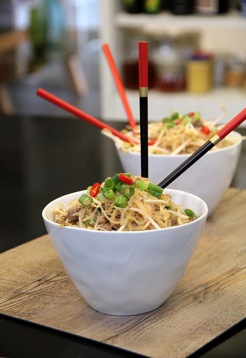 מוקפץ אטריות שעועית עם בשר טחון