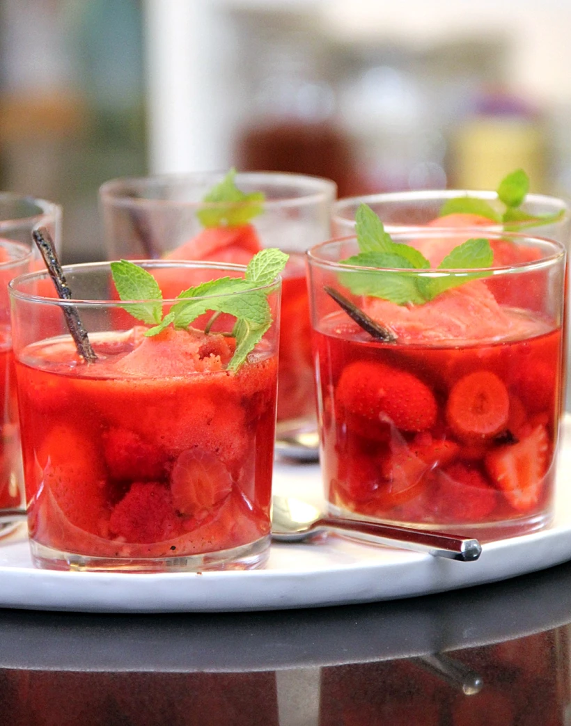 מרק פירות אדומים עם סורבה