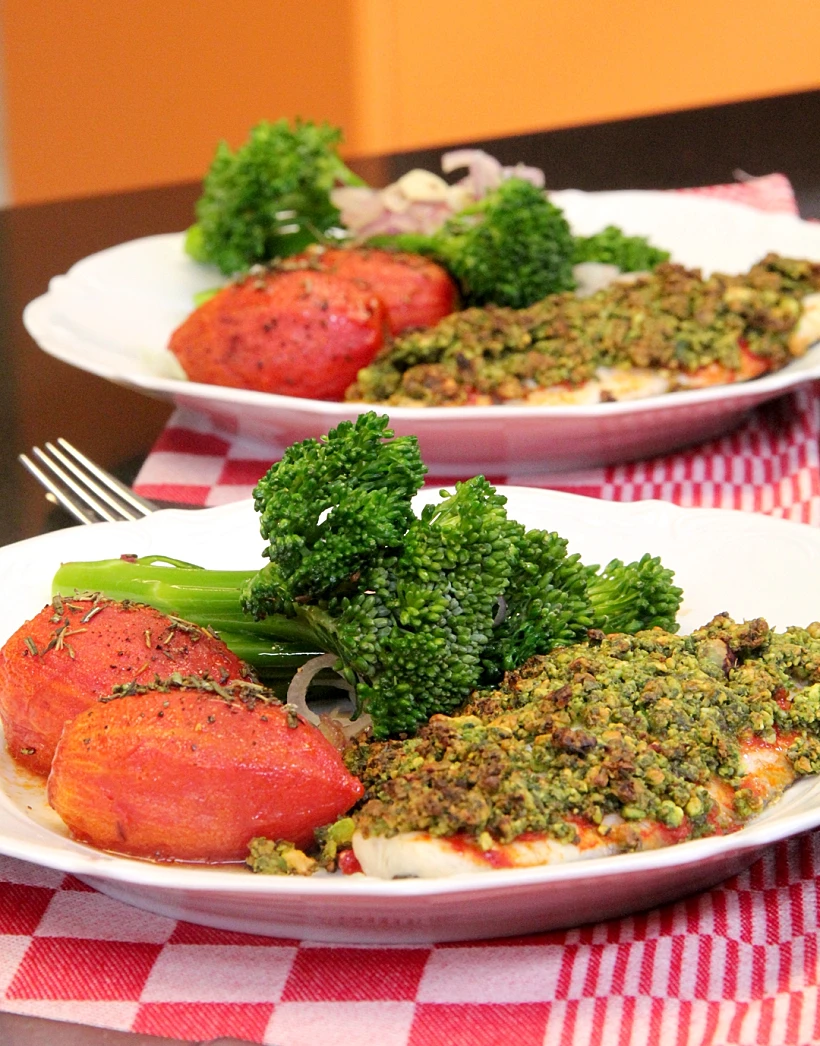 פילה דג בציפוי פיסטוקים עם עגבניות צלויות וברוקולי