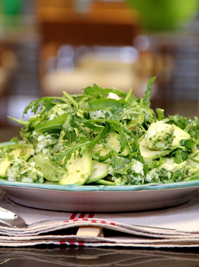 סלט קישואים עם מוצרלה