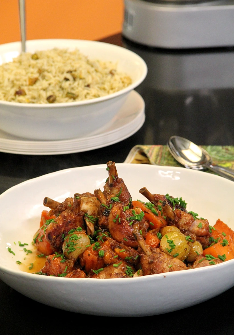 שוקי עוף עם בטטות לצד אורז ריחני