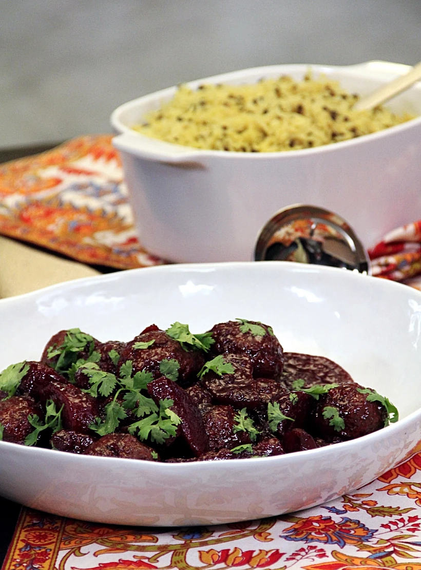 כדורי בשר עם סלק לצד אורז עם אטריות ועדשים