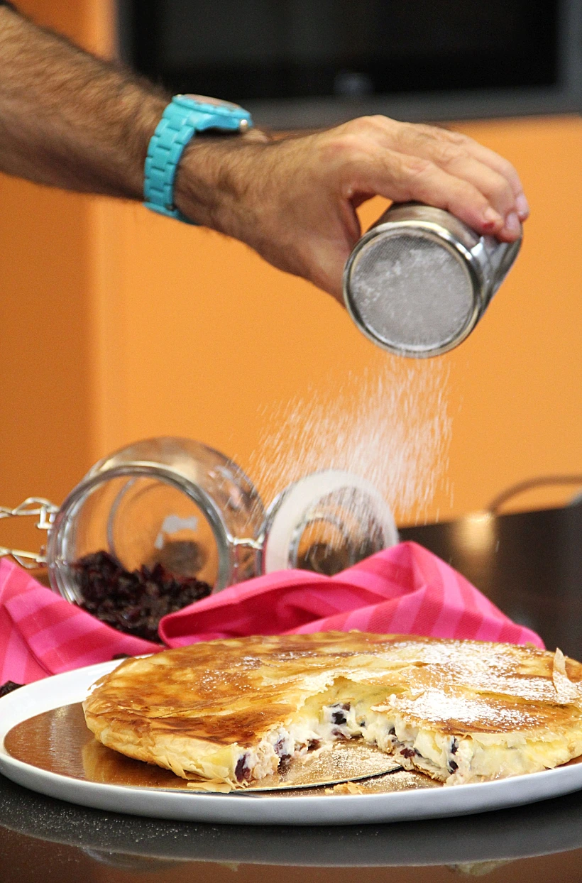 מאפה פילו במילוי גבינה וחמוציות