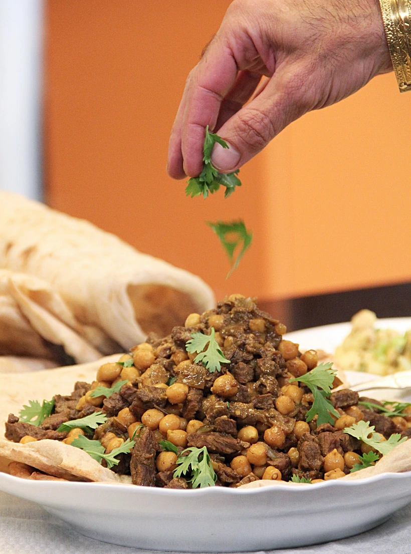 תבשיל בשר עם גרגירי חומוס