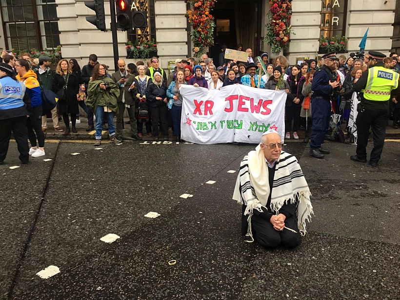 הרב ג'פרי ניומן חוסם את הכביש בלונדון לפני שנעצר
