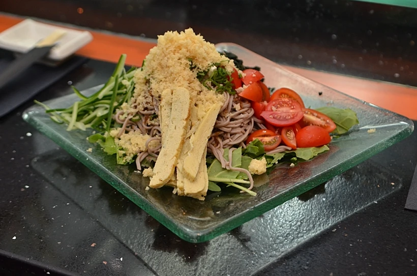 סלט אטריות סובה