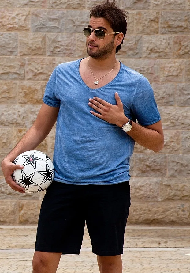 טום קשתי מתארח בפרק 4 של היפה והחנון